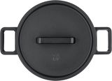Draufsicht auf einen schwarzen WMF Flavour Bräter mit zwei Griffen und einem Deckel.