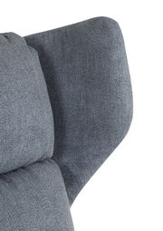 Nahaufnahme eines grauen Ohrensessels aus Stoff, Fokus auf die Rückenlehne und die seitliche Perspektive.