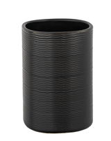 Schwarzer Keramik Zahnputzbecher Zena mit wellenförmiger Struktur, frontal abgebildet.