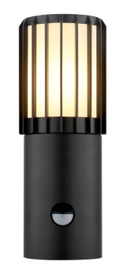 Zwarte, cilindervormige buitenwandlamp met warmwitte diffuser, verticale steunen en ingebouwde bewegingsmelder, vooraanzicht