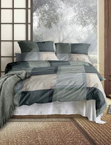 Bettwäsche-Set 135x200cm mit modernem Karomuster in Grün- und Beigetönen, auf einem Bett in einem stilvollen Schlafzimmer mit natürlichem Licht und Blick auf Bäume.