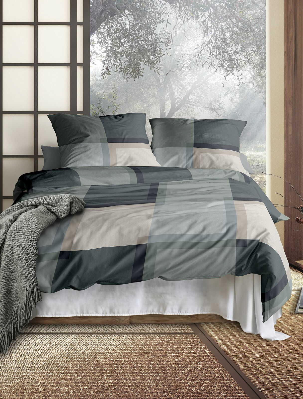 Bettwäsche-Set 135x200cm mit modernem Karomuster in Grün- und Beigetönen, auf einem Bett in einem stilvollen Schlafzimmer mit natürlichem Licht und Blick auf Bäume.