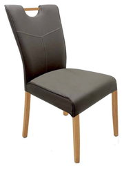 Moderner Stuhl mit dunklem Kunstlederbezug und hellen Holzbeinen, seitliche Perspektive