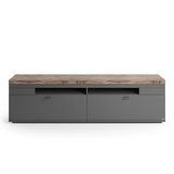 Frontansicht eines modernen TV-Lowboards mit grauer Oberfläche und Holzoptik auf der Oberseite.