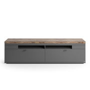 Frontansicht eines modernen TV-Lowboards mit grauer Oberfläche und Holzoptik auf der Oberseite.
