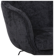 Nahaufnahme eines schwarzen Drehstuhls mit weicher Polsterung, seitliche Perspektive