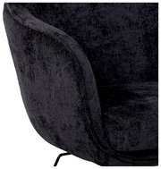 Nahaufnahme eines schwarzen Drehstuhls mit weicher Polsterung, seitliche Perspektive