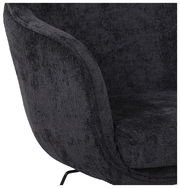 Nahaufnahme eines schwarzen Drehstuhls mit weicher Polsterung, seitliche Perspektive