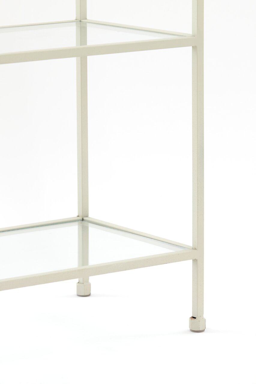 Nahaufnahme eines weißen Standregals mit Glasböden, seitliche Perspektive.