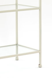 Nahaufnahme eines weißen Standregals mit Glasböden, seitliche Perspektive.