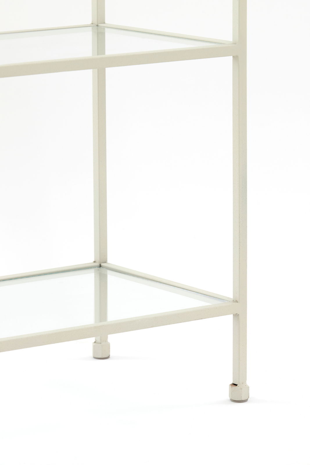 Nahaufnahme eines weißen Standregals mit Glasböden, seitliche Perspektive.