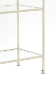 Nahaufnahme eines weißen Standregals mit Glasböden, seitliche Perspektive.