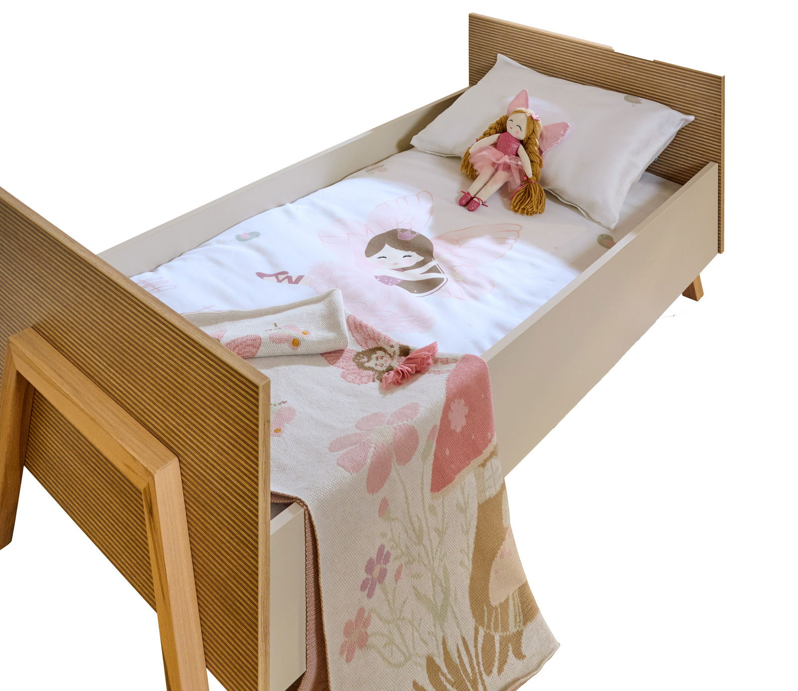 Kinderbett mit Holzrahmen, Bettwäsche mit Feenmotiv und Puppe, Perspektive von schräg oben