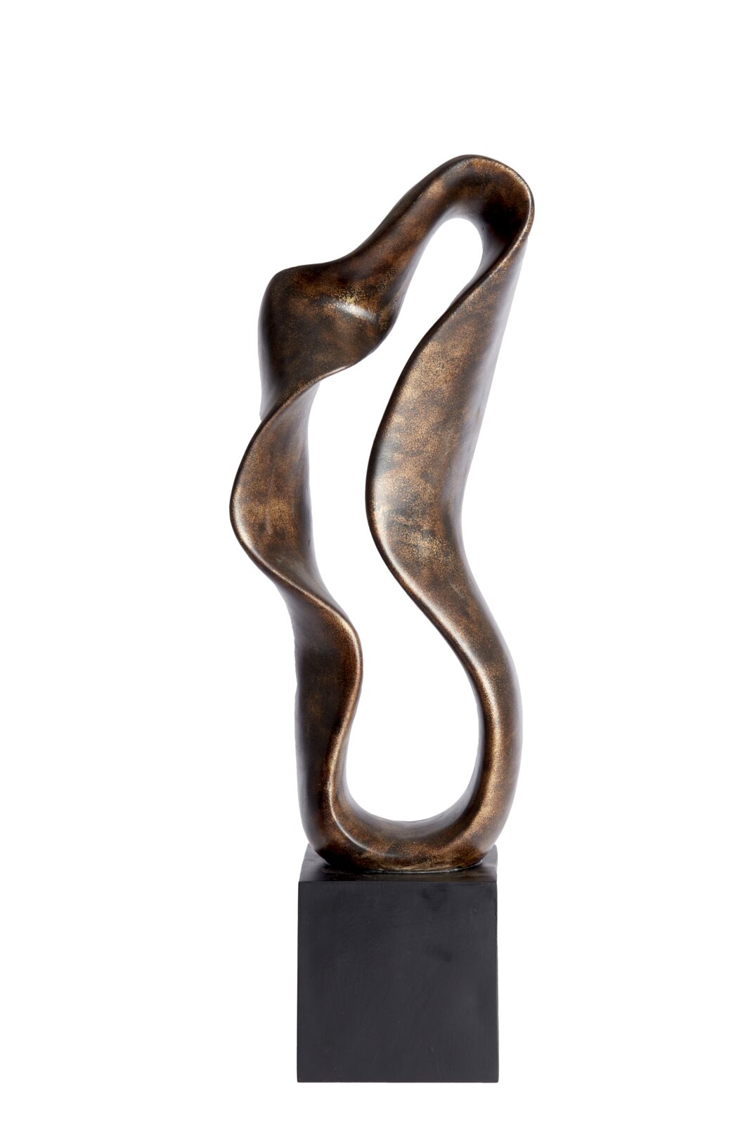 Abstracte metalen sculptuur met een gebogen vormgeving op een zwarte sokkel, gezien van voren.