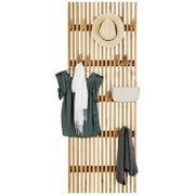 Holz-Garderobenpaneel aus senkrechten Lamellen mit Haken, daran Hut, Kleid, Schal, Handtasche und Strickjacke, frontal von vorn auf weißem Hintergrund