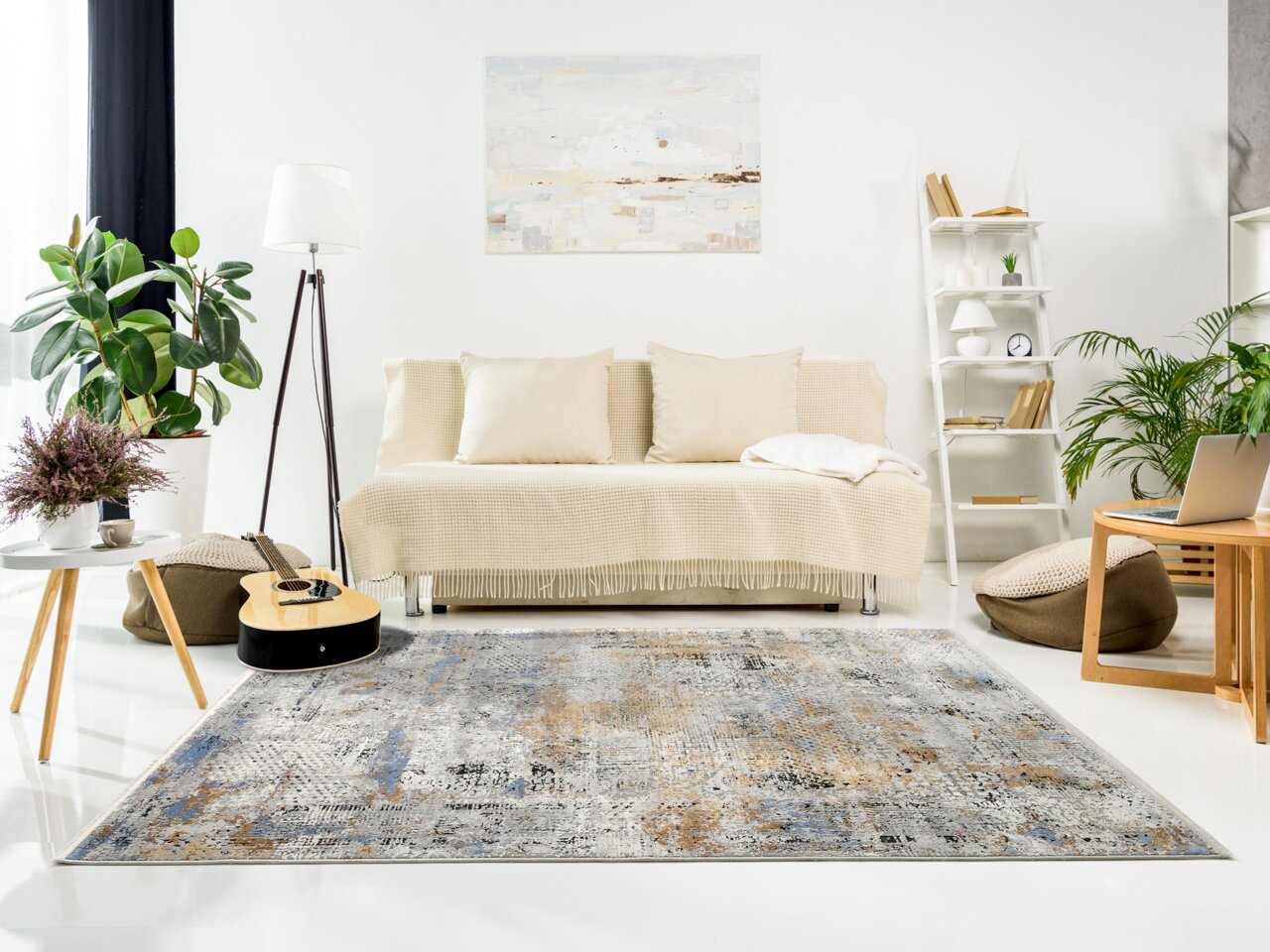 Designer Teppich in einem modernen Wohnzimmer mit Sofa, Pflanzen und Gitarre, aus der Vogelperspektive betrachtet.