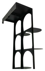 Schwarzes Schuhregal aus Metall mit mehreren runden Ablagen, seitliche Perspektive