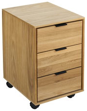 Rollcontainer aus hellem Holz mit drei Schubladen und schwarzen Griffen auf Rollen, freigestellt vor weißem Hintergrund, in schräger Front-Links-Perspektive von oben