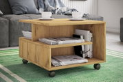 Moderner Couchtisch aus Holz in Eiche-Optik mit zwei Ablagefächern und Rollen, mit Zeitschriften und Tassen dekoriert, Perspektive: frontale 3/4-Ansicht von leicht oben im Wohnzimmer.