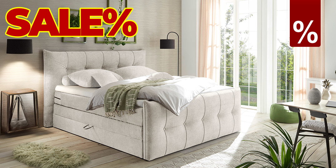Lichte slaapkamer met gestoffeerd boxspringbed, planten en grote SSV%-saleaanduiding.