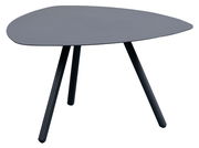 Moderner dreibeiniger Beistelltisch in dunklem Grau, aus seitlicher Perspektive fotografiert.