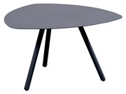 Moderner dreibeiniger Beistelltisch in dunklem Grau, aus seitlicher Perspektive fotografiert.