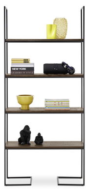 Modernes Regal mit schwarzem Metallrahmen und Holzböden, frontal fotografiert. Dekoriert mit Büchern, gelben Vasen, einer Schale und schwarzen Gorillafiguren.