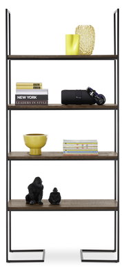 Modernes Regal mit schwarzem Metallrahmen und Holzböden, frontal fotografiert. Dekoriert mit Büchern, gelben Vasen, einer Schale und schwarzen Gorillafiguren.