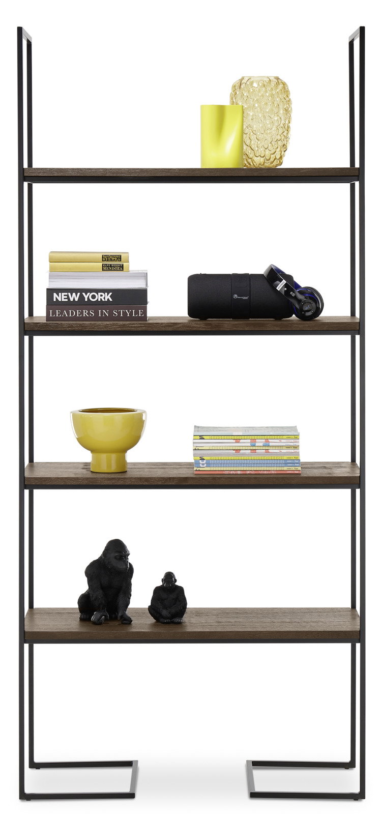 Modernes Regal mit schwarzem Metallrahmen und Holzböden, frontal fotografiert. Dekoriert mit Büchern, gelben Vasen, einer Schale und schwarzen Gorillafiguren.