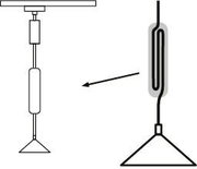 Illustration einer Kabelhülle, die an einem hängenden Kabel befestigt ist, seitliche Perspektive.