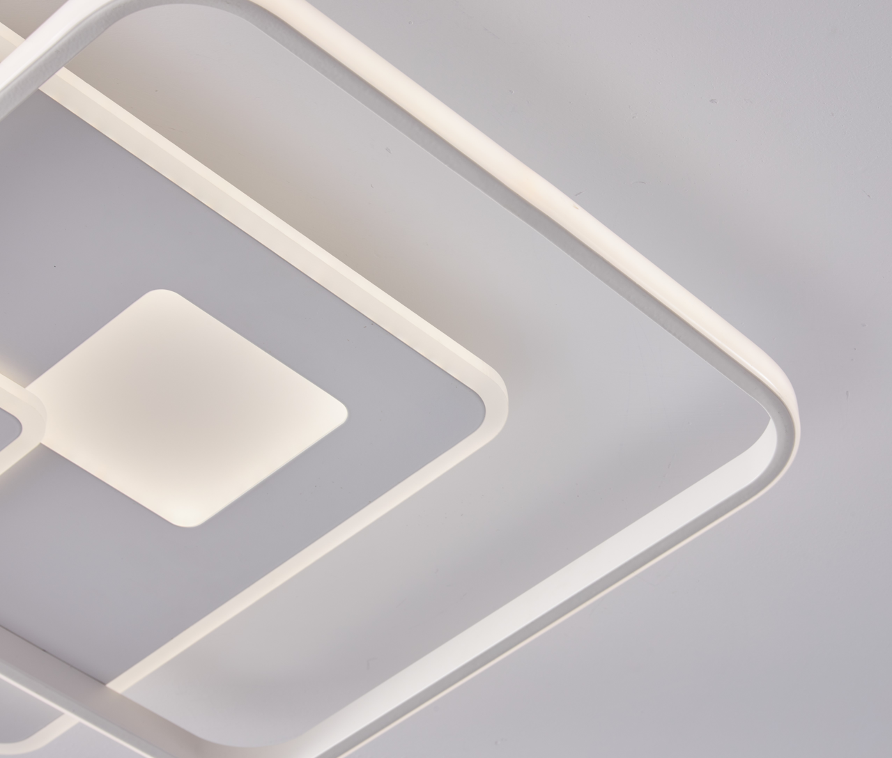 Moderne LED-Deckenleuchte in geometrischem Design, von unten betrachtet.