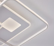 Moderne LED-Deckenleuchte in geometrischem Design, von unten betrachtet.