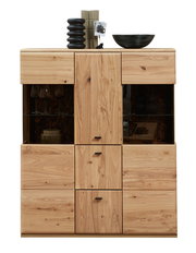 Frontale Ansicht des Highboards Linea Natura CALMERA aus Holz mit mehreren Schubladen und Fächern, dekoriert mit Vasen und einer Schale.