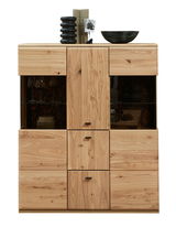 Frontale Ansicht des Highboards Linea Natura CALMERA aus Holz mit mehreren Schubladen und Fächern, dekoriert mit Vasen und einer Schale.