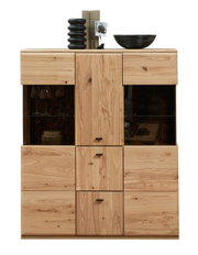 Frontale Ansicht des Highboards Linea Natura CALMERA aus Holz mit mehreren Schubladen und Fächern, dekoriert mit Vasen und einer Schale.