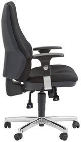 Seitliche Ansicht eines modernen schwarzen Drehsessels mit Armlehnen und verstellbarer Rückenlehne auf einem stabilen Metallfuß mit Rollen.