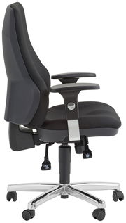 Seitliche Ansicht eines modernen schwarzen Drehsessels mit Armlehnen und verstellbarer Rückenlehne auf einem stabilen Metallfuß mit Rollen.