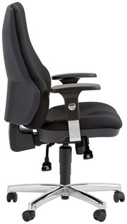 Seitliche Ansicht eines modernen schwarzen Drehsessels mit Armlehnen und verstellbarer Rückenlehne auf einem stabilen Metallfuß mit Rollen.