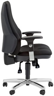 Seitliche Ansicht eines modernen schwarzen Drehsessels mit Armlehnen und verstellbarer Rückenlehne auf einem stabilen Metallfuß mit Rollen.