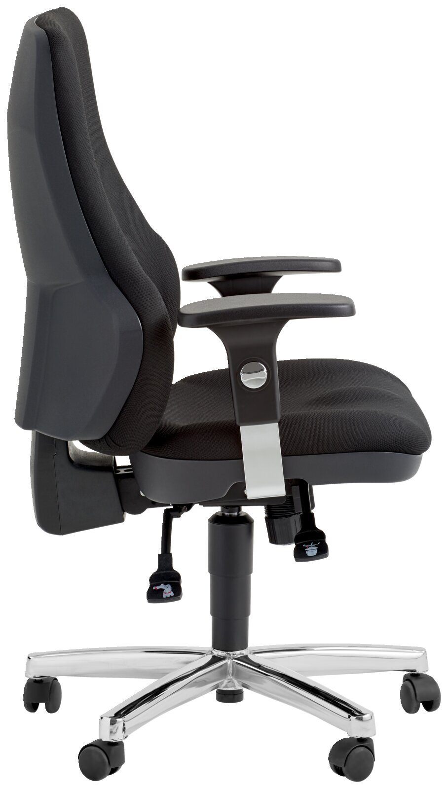Zijaanzicht van een moderne zwarte draaifauteuil met armleuningen en verstelbare rugleuning op een stevige metalen voet met wieltjes.
