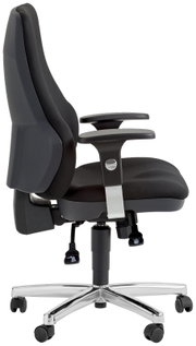 Zijaanzicht van een moderne zwarte draaifauteuil met armleuningen en verstelbare rugleuning op een stevige metalen voet met wieltjes.