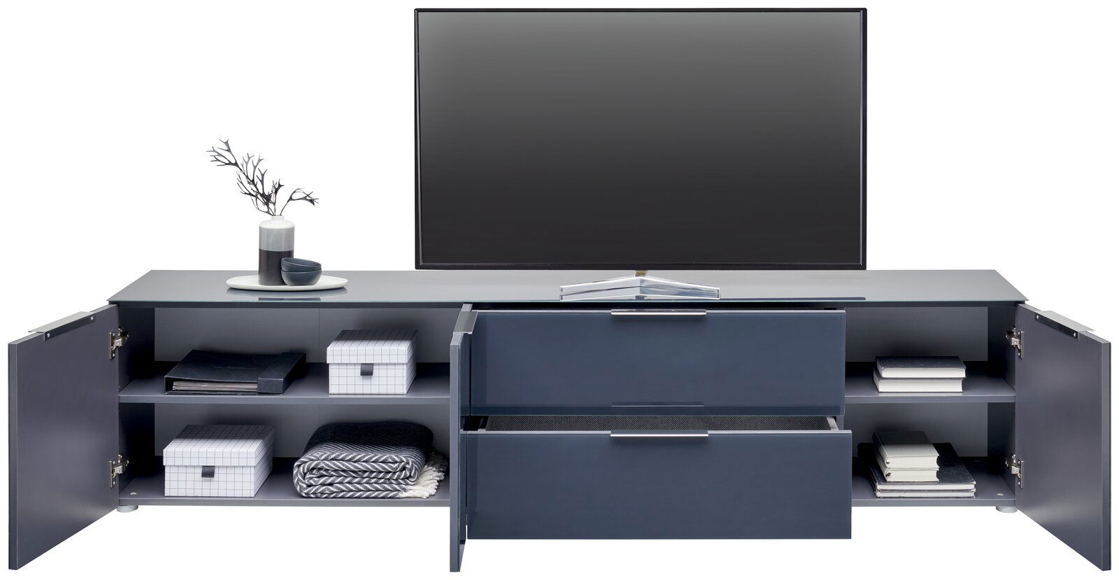 Frontale Ansicht eines XL-TV-Lowboards mit offenen Schubladen und Türen, dekoriert mit Vasen und Büchern.