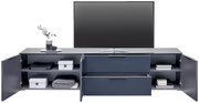Frontale Ansicht eines XL-TV-Lowboards mit offenen Schubladen und Türen, dekoriert mit Vasen und Büchern.