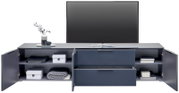 Frontale Ansicht eines XL-TV-Lowboards mit offenen Schubladen und Türen, dekoriert mit Vasen und Büchern.