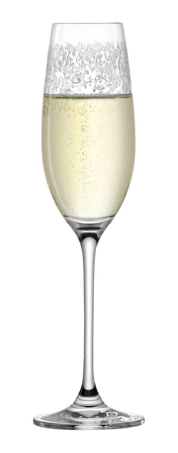 Elegantes Sektglas Chateau mit feinem Muster am oberen Rand, gefüllt mit sprudelndem Sekt, seitliche Ansicht.