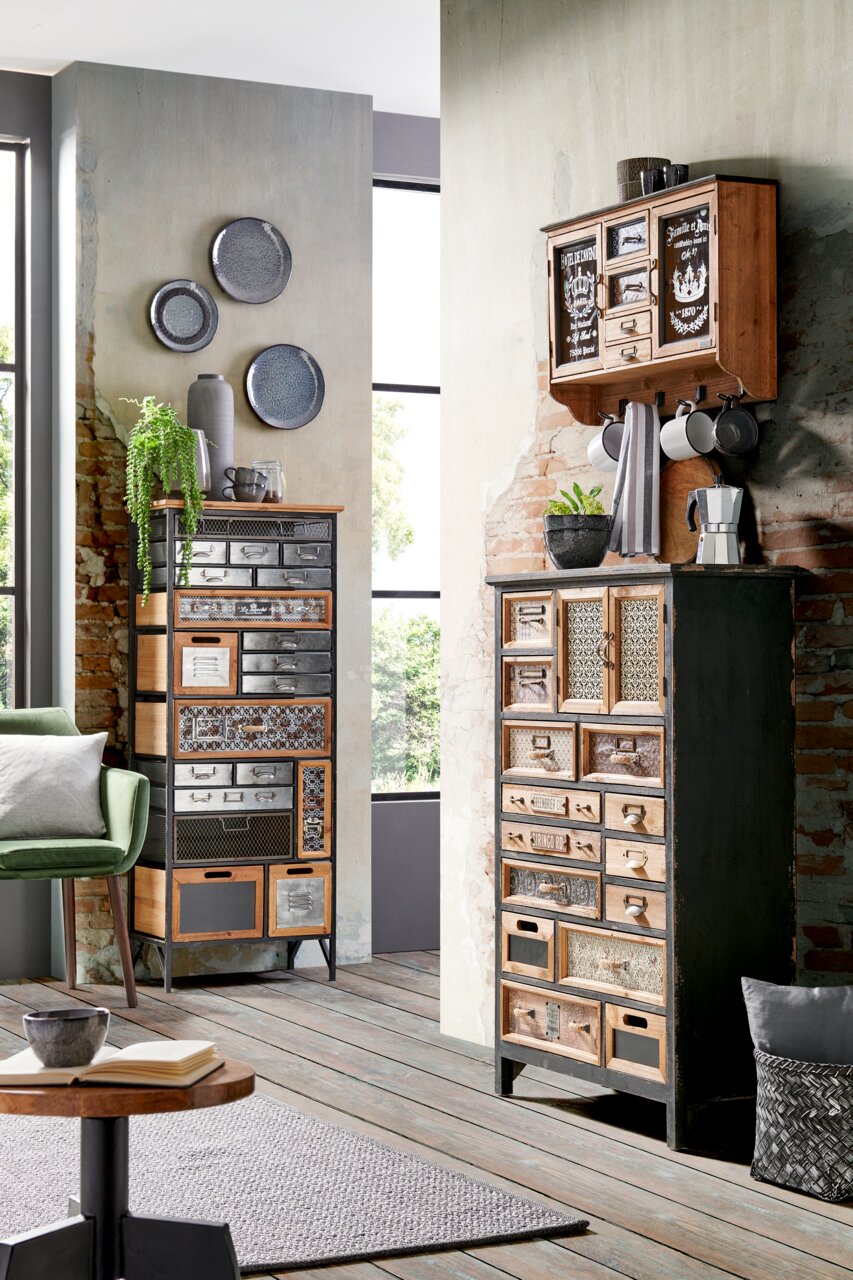 Landscape Hängevitrine JONAS Hängevitrine im Vintage-Stil mit dekorativen Elementen, aus der Perspektive von vorne rechts betrachtet.