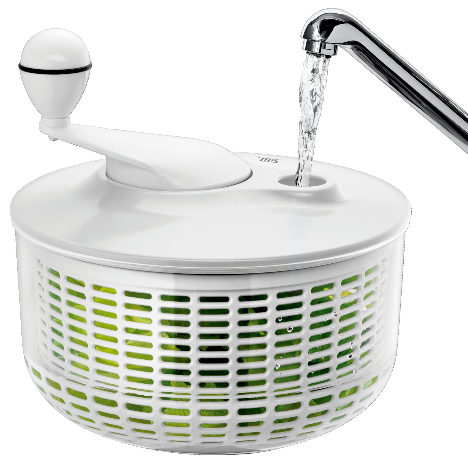 Weiße Salatschleuder mit transparentem Korb und grünen Salatblättern, Wasser wird von oben in die Einfüllöffnung gegossen; Perspektive: Nahaufnahme in leichter Seitenansicht von oben.