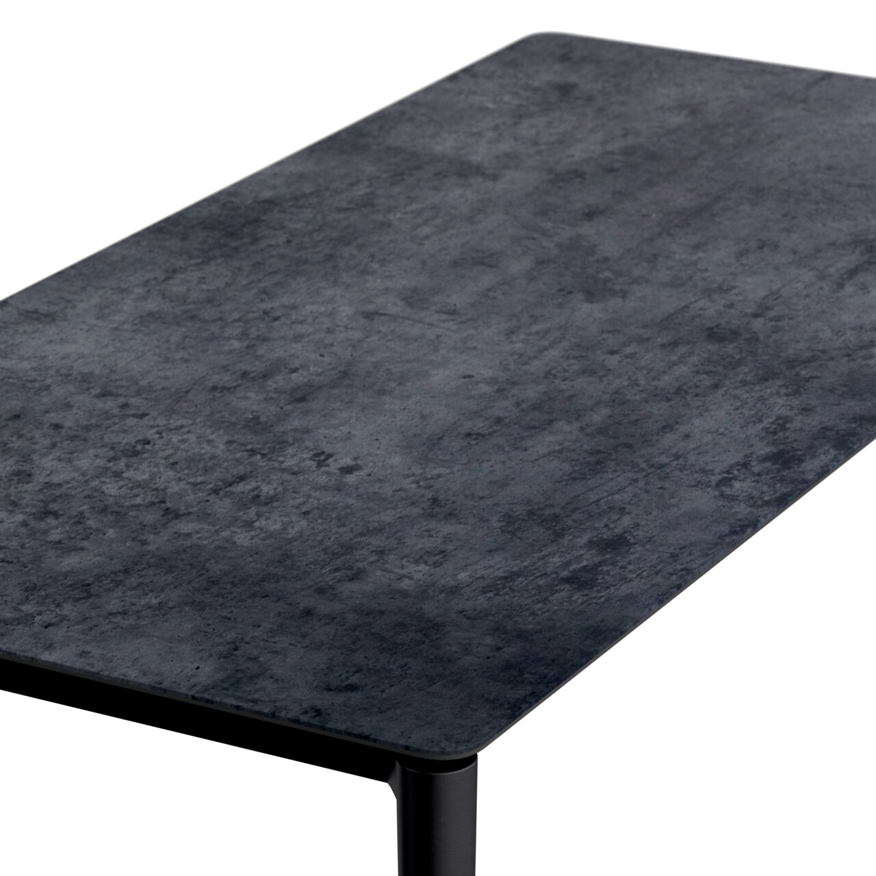 Moderner Loungetisch mit dunkler, steinartiger Oberfläche, aus schräger Perspektive fotografiert.