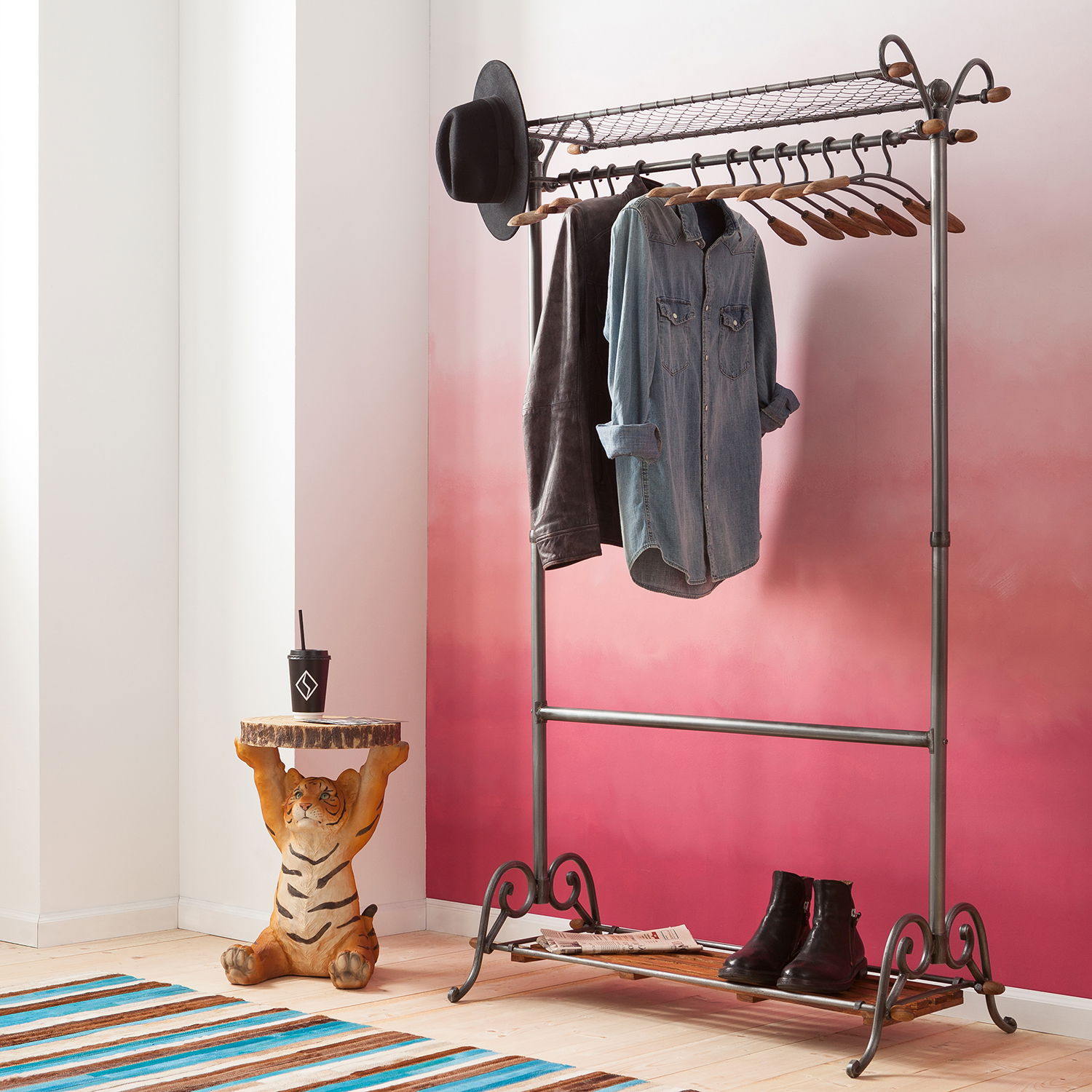 Beistelltisch in Form eines sitzenden Tigers, der eine runde Tischplatte hält, seitliche Perspektive