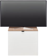 Frontansicht eines modernen TV-Lowboards mit Holzoberfläche und weißem Korpus, darauf steht ein Flachbildfernseher.